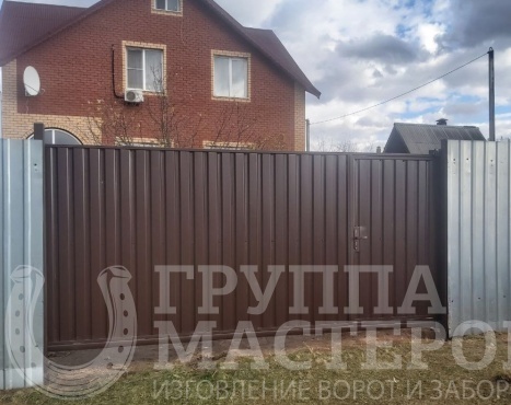 Ворота для двухэтажного дома из кирпича с автоматикой Ворота для двухэтажного дома из кирпича с автоматикой