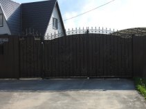 Распашные ворота с кованой решеткой