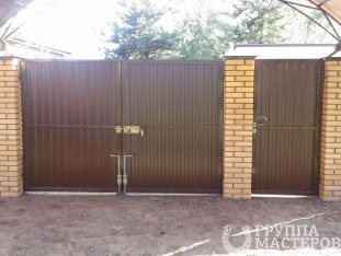 Распашные ворота и калитка из профнастила Распашные ворота и калитка из профнастила