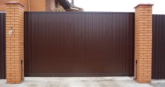 Откатные ворота на кирпичных столбах
