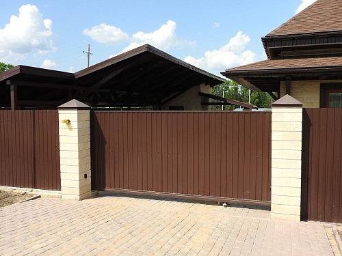 Ворота на белых столбах