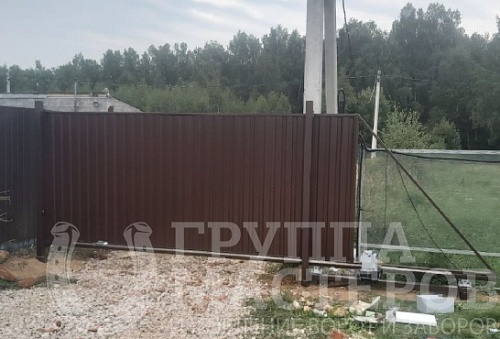 Ворота с автоматикой на винтовых сваях из профнастила Ворота с автоматикой на винтовых сваях из профнастила
