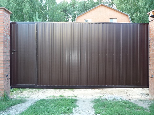 Ворота с калиткой из профнастила
