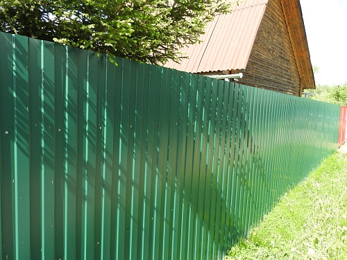 Зеленый забор из профнастила