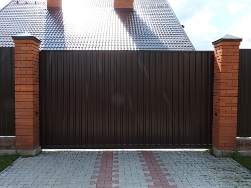 Ворота на красных столбах из кирпича