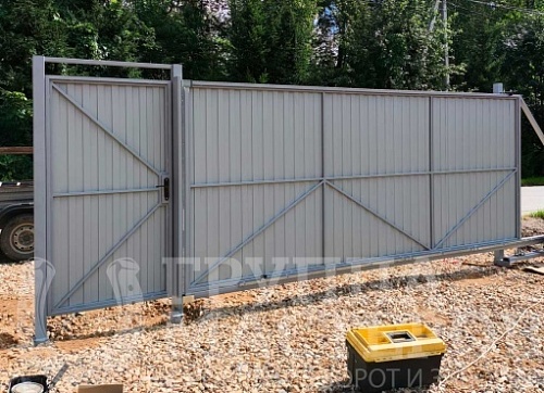 Ворота из профлиста с калиткой и автоматикой Ворота из профлиста с калиткой и автоматикой