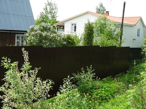 Забор из профнастила для дачного дома