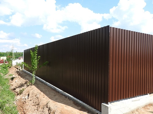Недорогой забор из профнастила