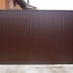 Ворота и заборы на кирпичных столбах