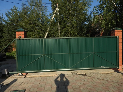 Ворота - кирпичные столбы и бетонное основание