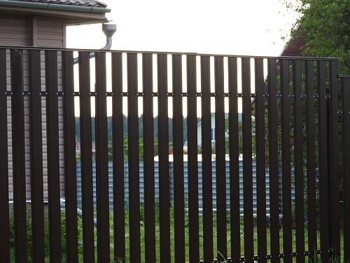 Простой  забор из евроштакетника