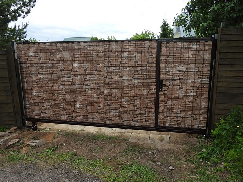 Ворота с обшивкой под камень