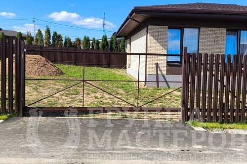 Ворота без обшивки и забор из евроштакетника Ворота без обшивки и забор из евроштакетника