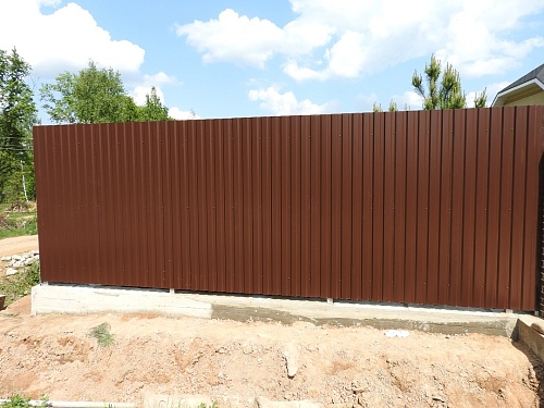 Забор из коричневого профлиста