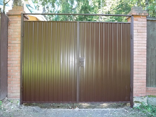 Распашные ворота на кирпичных столбах