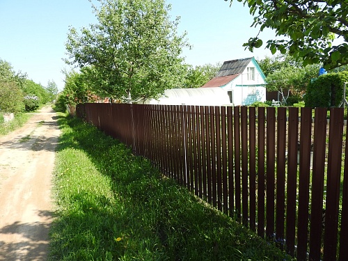 Забор из евроштакетника коричневый
