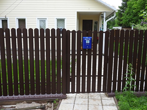 Изгородь из евроштакетника