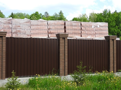 Забор из профнастила на кирпичных столбах