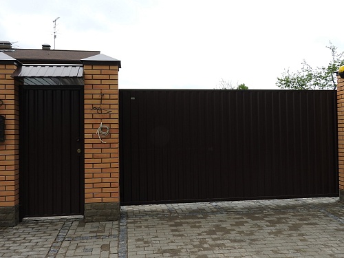 Ворота с калиткой на кирпичных столбах